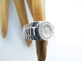 Zilveren zirkonia ring.