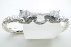 Zilveren panter koppen bracelet met zirkonia steentjes en groene ogen.