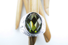 Zilveren olijf groene steen cachet ring.
