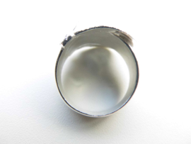Zilveren grote gesp ring met diamond cut.