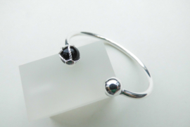 Zilveren zwart-bal baby boei armband.