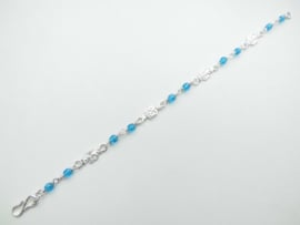 Zilveren mattenkloppertjes blauwe kralen bracelet.