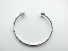Zilveren kinderen boei armband met mattenklopper kop.