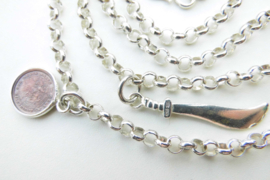 Zilveren lontai bere ketting met hangers.