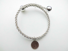 Zilveren gevlochten armband met halve cent hanger.