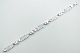 Zilveren bracelet met zirkonia steentjes.