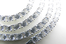 Zilveren tennis ketting met witte zirkonia steentjes.