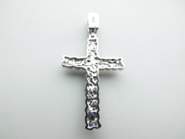Zilveren kruis hanger met zirkonia steentjes.