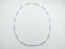 Zilveren mattenklopper blauwe kralen ketting. (60 cm)