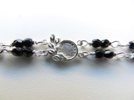 Zilveren muntjes-zwarte kralen baby bracelet.