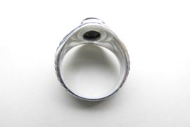 Zilveren zwarte steen cachet ring.