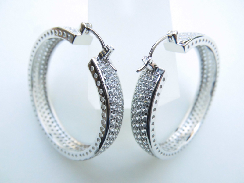 Zilveren ronde oorbellen vol gezet met zirkonia steentjes.
