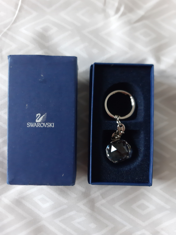 Bijou accessoire porte-clés swaroski dans sa boite d'origine