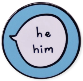 Pin "he/him", lichtblauw