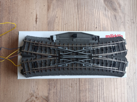 Märklin 24620 C-rail Engelse wissel incl. aandrijving, decoder en verlichting.