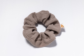 scrunchie broderie taupe