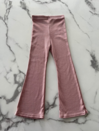 Meisjes kledingset 3 delig "Amour" bestaande uit een t-shirt, flared broek en een vest in een oud roze kleur en ribstof