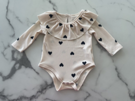 Baby meisjes rompertje "Beige met zwarte hartjes"