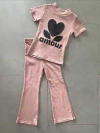 Meisjes kledingset 3 delig "Amour" bestaande uit een t-shirt, flared broek en een vest in een oud roze kleur en ribstof