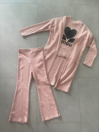 Meisjes kledingset 3 delig "Amour" bestaande uit een t-shirt, flared broek en een vest in een oud roze kleur en ribstof