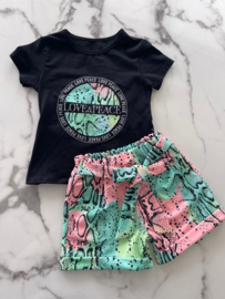 Meisjes set 2 delig "Love & Peace" bestaande uit een t-shirt en een korte broek