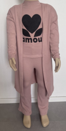 Meisjes kledingset 3 delig "Amour" bestaande uit een t-shirt, flared broek en een vest in een oud roze kleur en ribstof