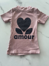 Meisjes kledingset 3 delig "Amour" bestaande uit een t-shirt, flared broek en een vest in een oud roze kleur en ribstof