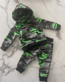 Baby jongens jogging set 2 delig "legerprint Groen" bestaande uit een trui met capuchon en een broek