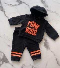 Baby jongens set 2 delig Zwart/Oranje "Mini Boss" bestaande uit een broek en trui