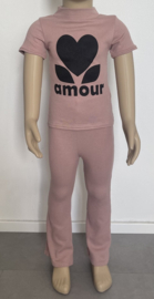 Meisjes kledingset 3 delig "Amour" bestaande uit een t-shirt, flared broek en een vest in een oud roze kleur en ribstof