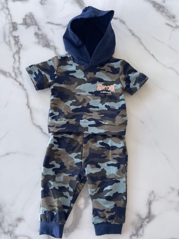 Baby jongens set 2 delig "Armyblue" bestaande uit een t-shirt met capuchon en een broek