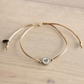 Zijdedraad armband met hartkraal – champagne/zilverkleur