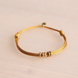 Satijnen armband met ringen - oker / goud
