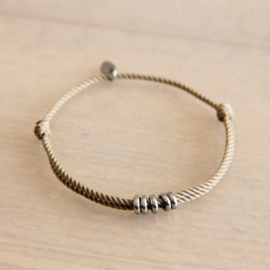 Twisted armbandje met ringen – taupe/zilver