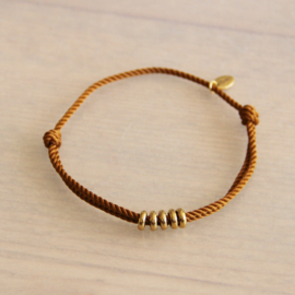 Twisted koord armbandje met ringen – roestbruin/goud
