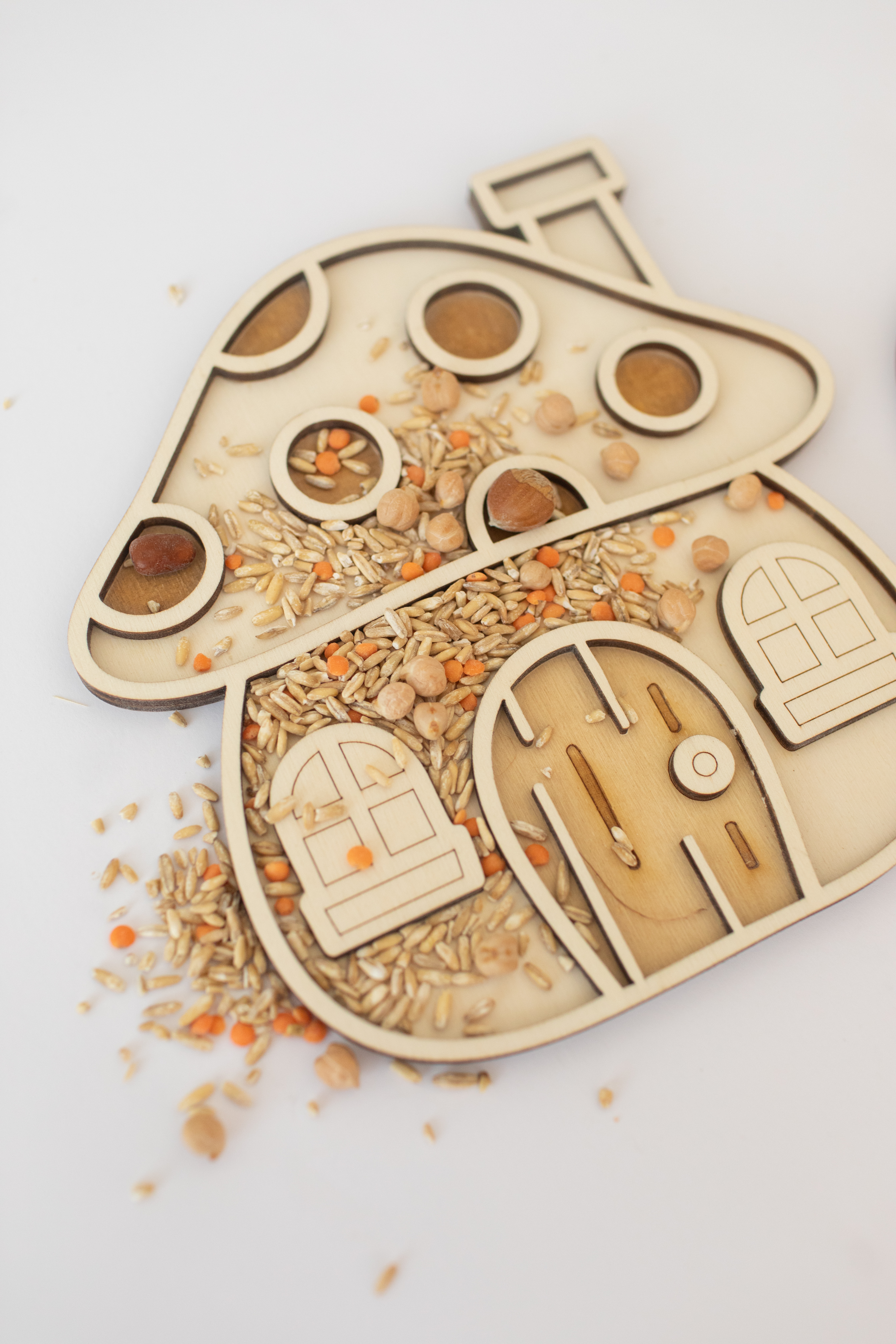 Houten speeltray - Kabouterhuisje met kabouter