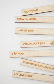 Houten labels met diverse teksten
