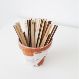 Houten labels met diverse teksten