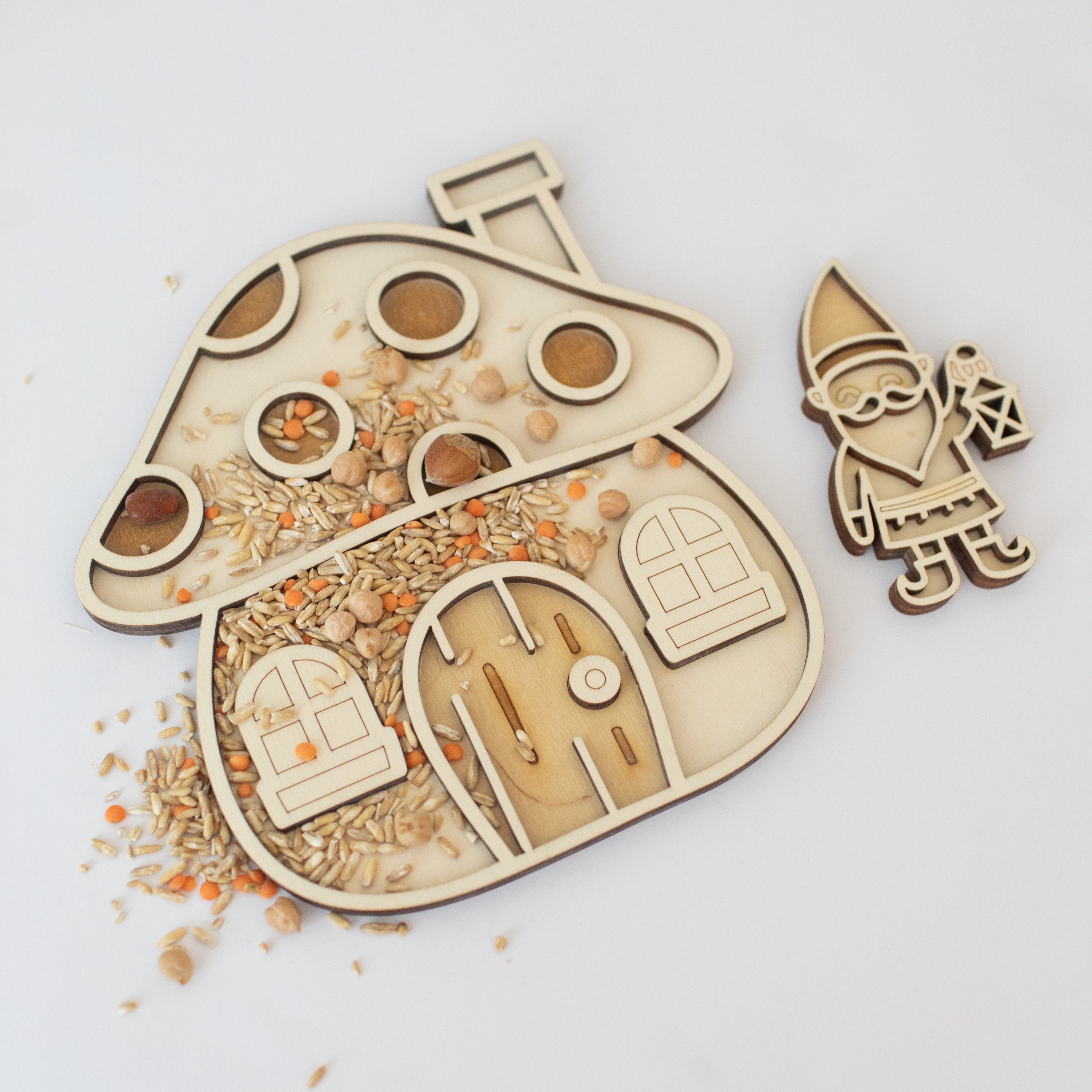 Houten speeltray - Kabouterhuisje met kabouter