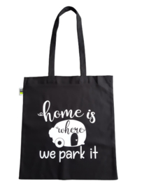 Tas bedrukt met tekst: Home is where we park it (zwart)