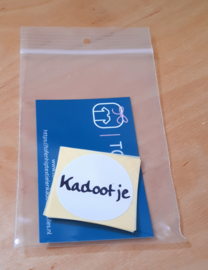 Sticker KADOOTJE wit 40mm