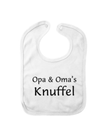 Slabber wit Opa en Oma's knuffel