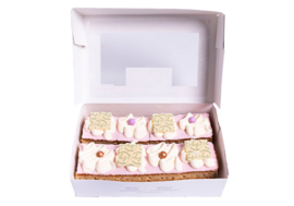 Doosje oranjekoek petit four met creme au beurre 8stuks