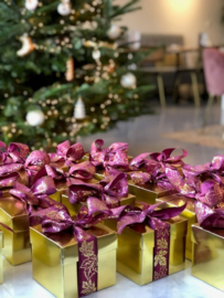 Gesorteerde bonbons in cubebox goud
