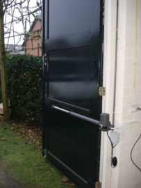 hoekbeugels per 2. universeel voor elk type poortopener. Onmisbaar voor openslaande garagedeuren en veel houten poorten. en wanneer de scharnieren aan de voorzijde op de palen geplaatst zijn. 2x Art. 0302  (QU)