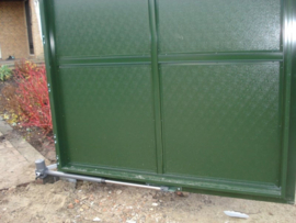 hoekbeugels per 2. universeel voor elk type poortopener. Onmisbaar voor openslaande garagedeuren en veel houten poorten. en wanneer de scharnieren aan de voorzijde op de palen geplaatst zijn. 2x Art. 0302  (QU)