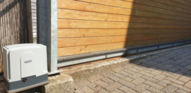 Quiko Moovy QK M2000 motor-unit, voor schuifpoorten tot 2000kg. Inclusief knipperlamp, Zender, Sleutelcontact en set IR Sensoren.Art. 0500  (QU)