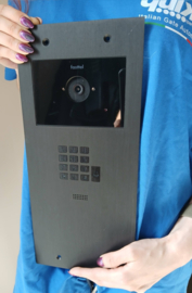 Fasttel FT600VKK-BASIC-L | Videokit Plug & Play: Buitenpost 1 knop+ codeklavier, zowel in-als opbouw 349x154mm + 4xApp licentie (HO)