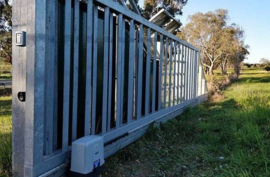 Quiko Moovy QK M2000 motor-unit, voor schuifpoorten tot 2000kg. Inclusief knipperlamp, Zender, Sleutelcontact en set IR Sensoren.Art. 0500  (QU)