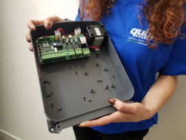 Quiko Universele print voor ALLE 230V POORTOPENERS zowel vleugel als schuifpoorten, QK-CE2204 UNI. incl. behuizing en 2 zenders. Opvolger van 220battr. Art. 4102  (QU)